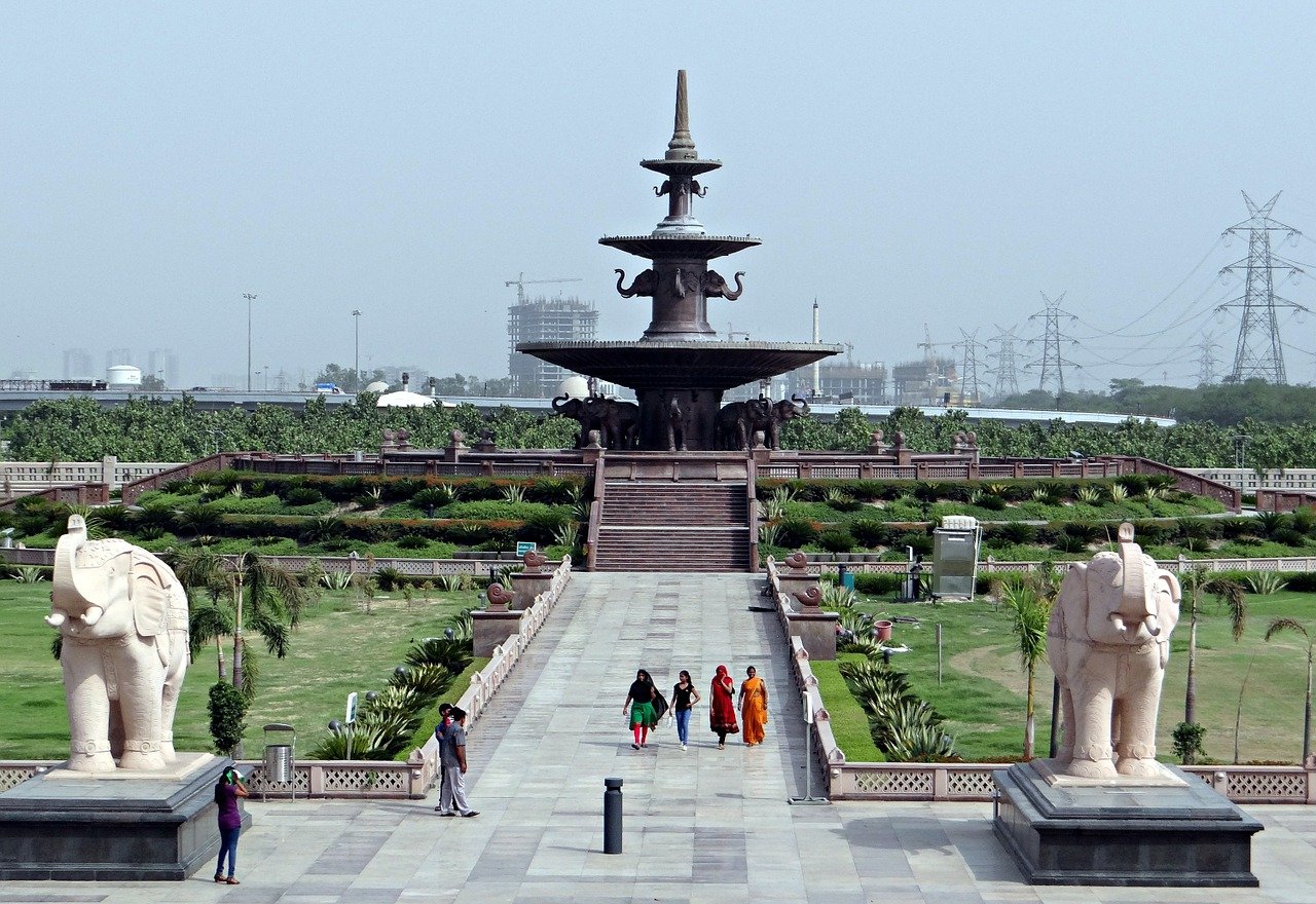 Roorkee to Noida Taxi Service